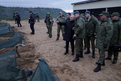 Presiden Rusia Vladimir Putin meninjau di pusat pelatihan Distrik Militer Barat untuk pasukan cadangan yang dimobilisasi, di Wilayah Ryazan, Rusia Kamis (20/10/2022). Foto: Russian Defence Ministry/Reuters