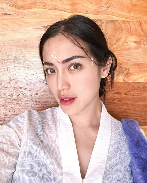 Jessica Iskandar dan keluarga jalani prosesi melukat. Foto: Instagram/@inijedar