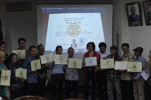 Teman-teman Presiden Jokowi di Fakultas Kehutanan UGM ramai-ramai memamerkan ijazahnya saat di Fakultas Kehuatanan UGM, Jumat (21/10/2022). Foto: Arfiansyah Panji Purnandaru/kumparan