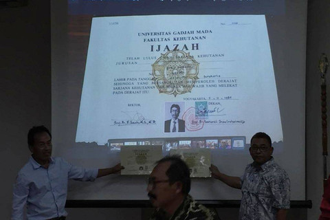 Ijazah Jokowi diperlihatkan di Fakultas Kehuatanan UGM, Jumat (21/10/2022). Foto: Arfiansyah Panji Purnandaru/kumparan