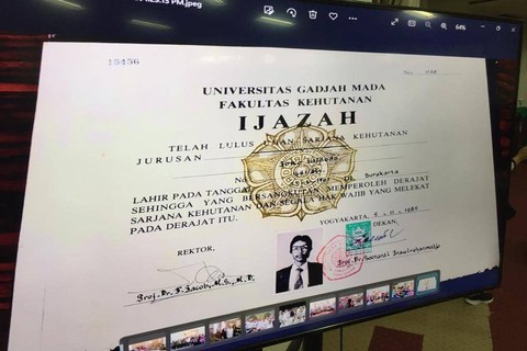 Ijazah Presiden Jokowi dari Fakultas Kehutanan UGM dipamerkan di kampus Fakultas Kehutanan UGM, Jumat (21/10/2022). Foto: Arfiansyah Panji Purnandaru/kumparan