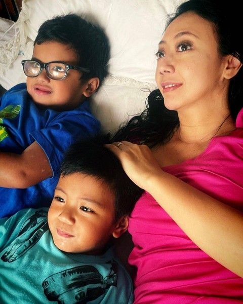 Asri Welas dan anak keduanya, Gibran (kiri berkacamata), yang mengalami katarak kongenital. Foto: Instagram/@ibran_gibran