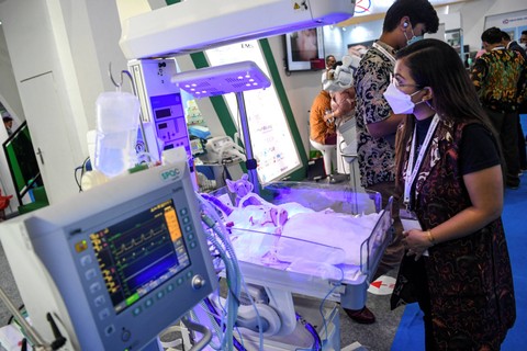 Pengunjung mengamati alat kesehatan yang dipamerkan pada Hospital Expo 2022 di JCC, Senayan, Jakarta, Jumat (21/10/2022). Foto: M Risyal Hidayat/ANTARA FOTO