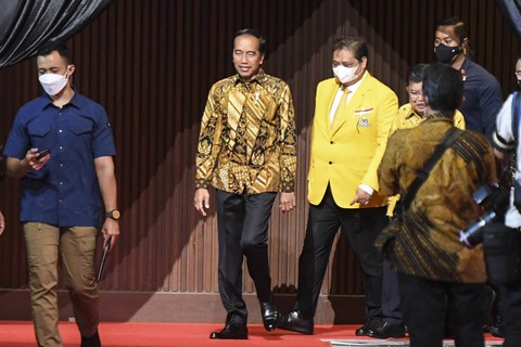 Presiden Jokowi (tengah) didampingi Ketua Umum Partai Golkar Airlangga Hartarto (kedua kanan) menghadiri acara puncak HUT ke-58 Partai Golkar di JIExpo Kemayoran, Jakarta, Jumat (21/10/2022). Foto: Hafidz Mubarak A/ANTARA FOTO