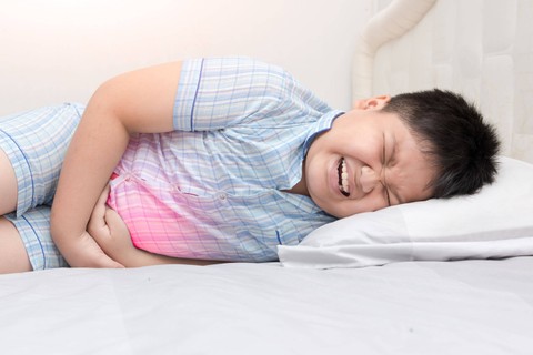 Ilustrasi anak sakit perut. Foto: Shutterstock