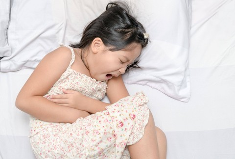 Ilustrasi anak sakit perut. Foto: Shutterstock