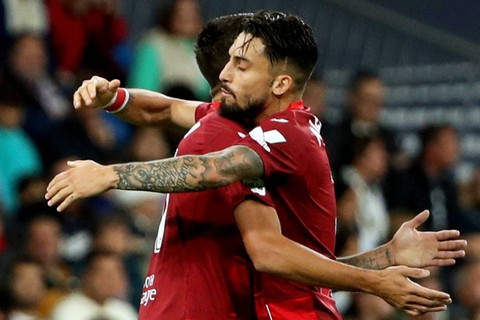 Pemain Sevilla Erik Lamela merayakan gol pertamanya bersama Alex Telles saat hadapi Real Madrid di Santiago Bernabeu, Madrid, Spanyol, Sabtu (22/10/2022). Foto: Violeta Santos Moura/REUTERS