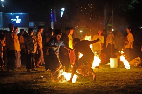 Ilustrasi Sepak Bola Api. Foto: Anis Efizudin/ANTARA FOTO