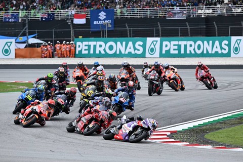 Sejumlah pebalap saat balapan MotoGP Malaysia di Sirkuit Internasional Sepang, Sepang, Malaysia. Foto: MOHD RASFAN / AFP