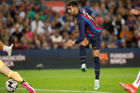 Pemain FC Barcelona Ferran Torres mencetak gol keempat mereka saat hadapi Athletic Bilbao di Stadion Camp Nou, Barcelona, Spanyol, Minggu (23/10/2022). Foto: Albert Gea/REUTERS