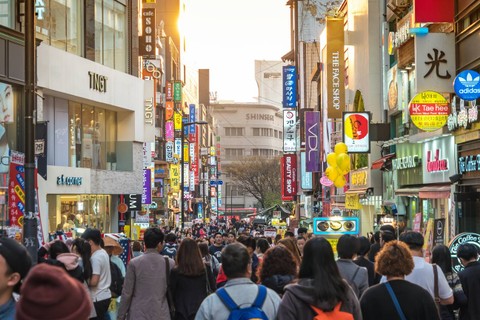 Wisatawan yang memadati kawasan Myeong Dong Street di Korea Selatan.   Foto: Shutterstock