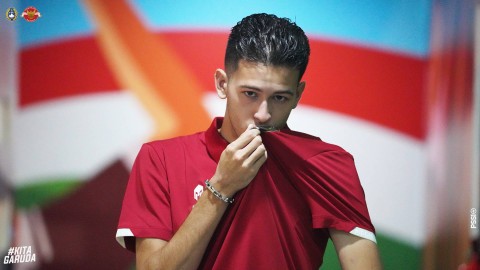 Justin Hubner mencium logo Garuda. Foto: PSSI