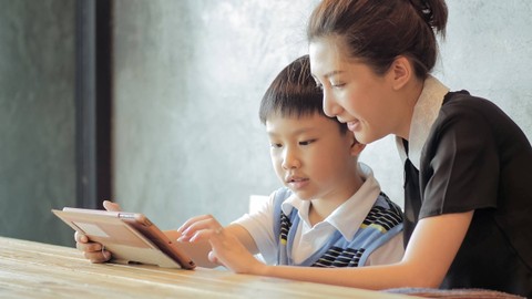 Ilustrasi anak bermain media sosial. Foto: Thanaphat Somwangsakul/Shutterstock