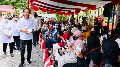 Presiden Jokowi serahkan bansos di Kantor Pos Balikpapan, Selasa (25/10/2022). Foto: Laily Rachev/Biro Pers Sekretariat Presiden