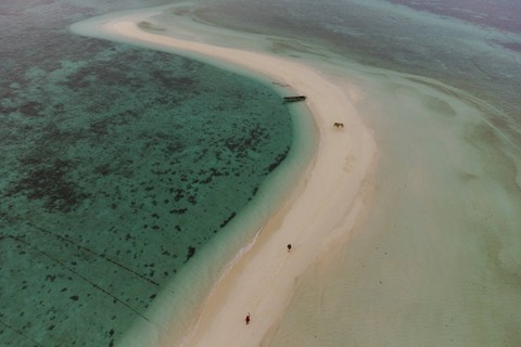 Foto udara pasir timbul Ngurtavur, Kabupaten Maluku Tenggara, Provinsi Maluku, Selasa (25/10/2022). Foto: FB Anggoro/Antara Foto