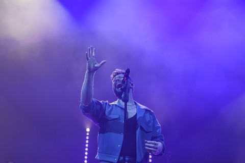 Penyanyi asal Inggris, Calum Scott beraksi membawakan hits andalannya dalam konser 'Bridges World Tour 2022' di Bengkel Space SCBD, Jakarta, Selasa (25/10/2022).  Foto: M Risyal Hidayat/ANTARA FOTO