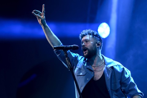 Penyanyi asal Inggris, Calum Scott beraksi membawakan hits andalannya dalam konser 'Bridges World Tour 2022' di Bengkel Space SCBD, Jakarta, Selasa (25/10/2022).  Foto: M Risyal Hidayat/ANTARA FOTO