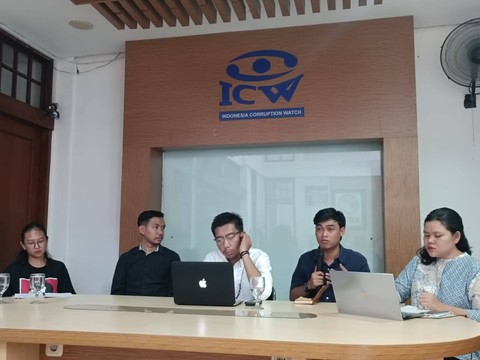 Kepala Divisi Pemantauan Impunitas KontraS Tioaria Pretty, Peneliti Perludem Ucep Hasan Sadikin, Peneliti ICW Kurnia Ramadhana, dan Manager Kajian Hukum & Kebijakan WALHI Satrio Manggala dalam acara Evaluasi Kinerja DPR 2019-2022 di Kantor ICW. Foto: Zamachsyari/kumparan