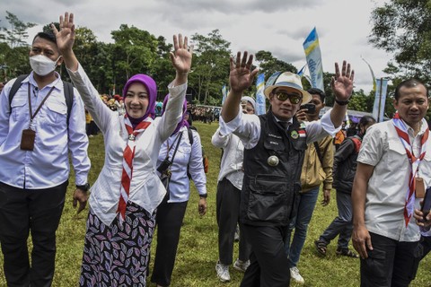 Gubernur Jawa Barat M Ridwan Kamil (kedua kanan) didampingi istrinya Atalia Praratya (kedua kiri) menyapa peserta Festival Egrang saat Siaran Keliling (Sarling) di Lapang Astana Gede, Kawali, Kabupaten Ciamis, Jawa Barat, Rabu (26/10/2022). Foto: Adeng Bustomi/Antara Foto