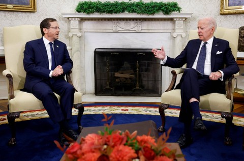 Presiden AS Joe Biden bertemu dengan Presiden Israel Isaac Herzog di Ruang Oval Gedung Putih di Washington, AS. Foto: Jonathan Ernst/REUTERS