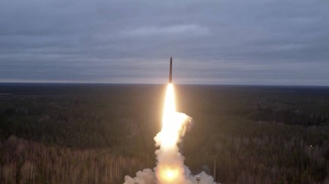 Rudal balistik antarbenua Yars Rusia diluncurkan selama latihan yang diadakan oleh pasukan nuklir strategis di Plesetsk Cosmodrome, Rusia,  Rabu (26/10/2022). Foto: Kementerian Pertahanan Rusia/Handout via REUTERS