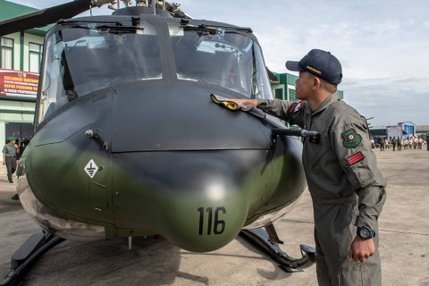 Prajurit TNI AD Korps Penerbangan membersihkan Helikopter Bell 412 di Skadron-21/Serba Guna Puspenerbad, Pangkalan Udara Pondok Cabe, Pamulang, Tangerang Selatan, Banten, Kamis (27/10/2022). Foto: Muhammad Adimaja/ANTARA FOTO