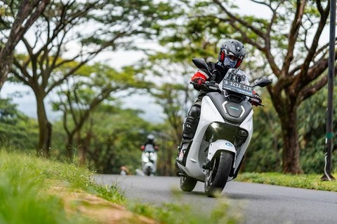 Media test ride motor listrik Yamaha E01 di Bukit Pelangi, Bogor. Foto: dok. Yamaha Indonesia