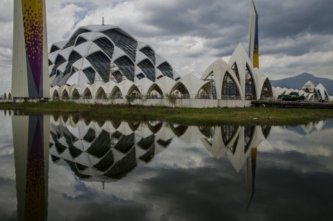 Suasana Masjid Raya Al Jabbar yang masih dalam tahap pembangunan di Gedebage, Bandung, Jawa Barat, Kamis (27/10/2022).  Foto: Novrian Arbi/ANTARA FOTO
