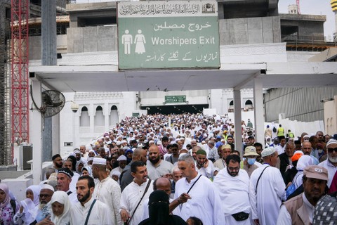 Umat Islam berjalan keluar masjid usai melaksanakan ibadah Shalat Dzuhur di Masjidil Haram, Mekkah, Arab Saudi, Kamis (27/10/22). Foto: Rivan Awal Lingga/Antara Foto