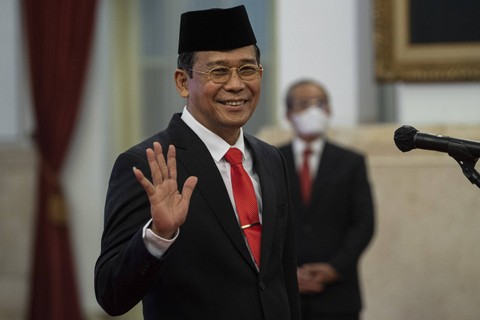 Johanis Tanak melambaikan tangan sebelum dilantik sebagai Wakil Ketua Komisi Pemberantasan Korupsi (KPK) oleh Presiden Joko Widodo di Istana Negara, Jakarta, Jumat (28/10/2022).  Foto: Sigid Kurniawan/Antara Foto