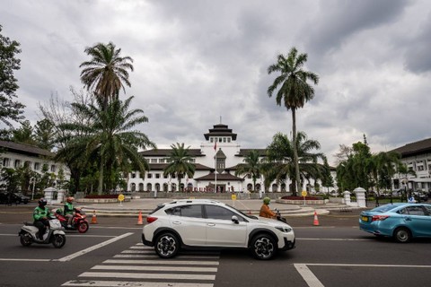Subaru XV melintas di depan Gedung Sate Bandung. Foto: dok. Subaru Indonesia