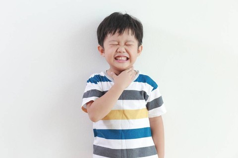 Ilustrasi anak sakit tenggorokan. Foto: Shutter Stock