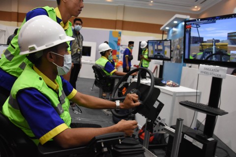 Pengunjung mencoba simulator alat berat di salah satu stan pelatihan pada Festival Pelatihan Vokasi dan Job Fair Nasional di Jakarta, Jumat (28/10/2022). Foto: Indrianto Eko Suwarso/Antara Foto