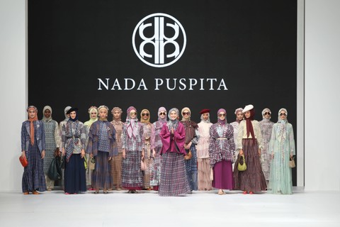 Model mengenakan busana koleksi dari desainer Nada Puspita dalam acara Jakarta Fashion Week atau JFW 2023 di Pondok Indah Mall, Jakarta Selatan, Jumat, 28/10/2022. Foto: Aditia Noviansyah/kumparan