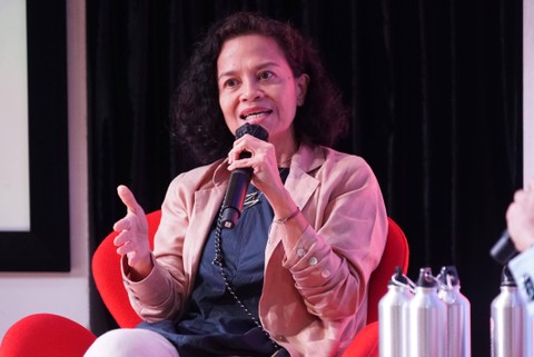 Sutradara dan produser film Mira Lesmana memberi materi dalam acara "Working In The Creative Industry (WITTY) Creative Talk".  Foto: Dok. Istimewa