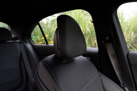 Headrest Mercedes-Benz C-Class C200 Avantgarde Line. Foto: Aditya Pratama Niagara/kumparan