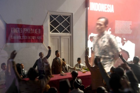 Seorang pengunjung berjalan di samping diorama Kongres Pemuda kedua di Museum Sumpah Pemuda, Jakarta, Jumat (28/10/2022). Foto: Wahyu Putro A/ANTARA FOTO