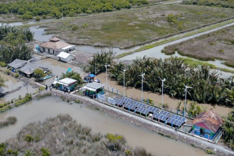 Pembangkit Listrik Tenaga Hybrid (PLTH) di Dusun Bondan, Desa Ujung Alang, Kampung Laut, Cilacap, Jawa Tengah, Jumat (28/10/2022). Foto: Jamal Ramadhan/kumparan