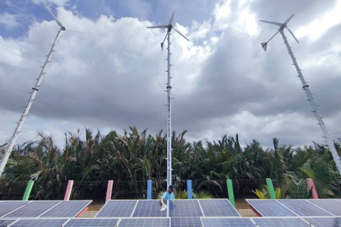 Pengelola membersihkan panel surya di Pembangkit Listrik Tenaga Hybrid (PLTH) di Dusun Bondan, Desa Ujung Alang, Kecamatan Kampung Laut, Cilacap, Jawa Tengah, Jumat (28/10/2022). Foto: Jamal Ramadhan/kumparan