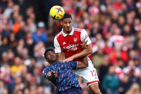 Pemain Arsenal William Saliba berebut bola dengan pemain Nottingham Forest pada pertandingan lanjutan Liga Inggris di Emirates Stadium, London, Inggris.   Foto: David Klein/REUTERS