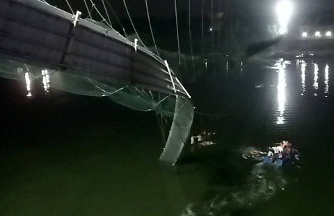 Jembatan Gantung di India Ambruk, 60 Orang Tewas