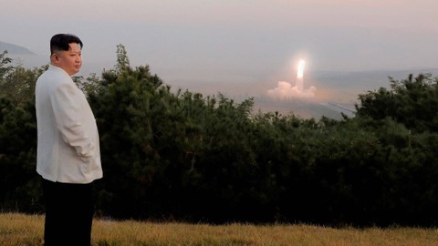 Pemimpin Korea Utara Kim Jong Un mengawasi peluncuran rudal di lokasi yang dirahasiakan di Korea Utara, dalam foto tak bertanggal yang dirilis pada 10 Oktober 2022. Foto: KCNA via REUTERS
