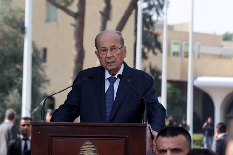 Presiden Lebanon Michel Aoun  menyampaikan pidato untuk menandai berakhirnya mandatnya, di sebelah timur ibu kota Beirut, Lebanon, Minggu (30/10).  Foto: Anwar Amro/AFP