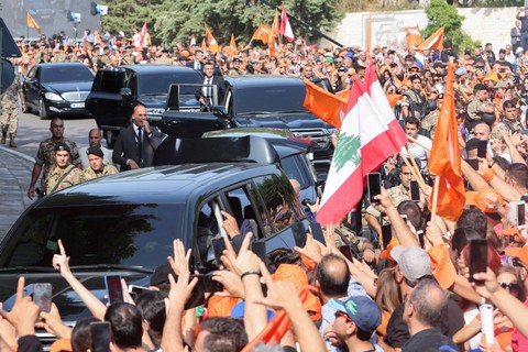 Pendukung Presiden Lebanon Michel Aoun bersorak di luar istana kepresidenan di Babbda, di sebelah timur ibu kota Beirut, Lebanon, Minggu (30/10).  Foto: Aziz Taher/REUTERS