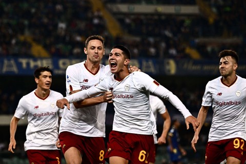 Pemain AS Roma Cristian Volpato merayakan gol kedua untuk timnya saat pertandingan sepak bola Serie A Italia di Stadion Marcantonio Bentegodi di Verona. Foto: Marco Bertorello/AFP