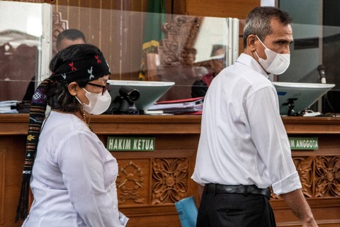 Orang tua Brigadir Yosua Samuel Hutabarat (kanan) dan Rosti Simanjuntak (kiri) memasuki ruangan untuk bersaksi dalam sidang dengan terdakwa Ferdy Sambo dan Putri Candrawathi di PN Jaksel, Selasa (1/11/2022). Foto: Muhammad Adimaja/ANTARA FOTO