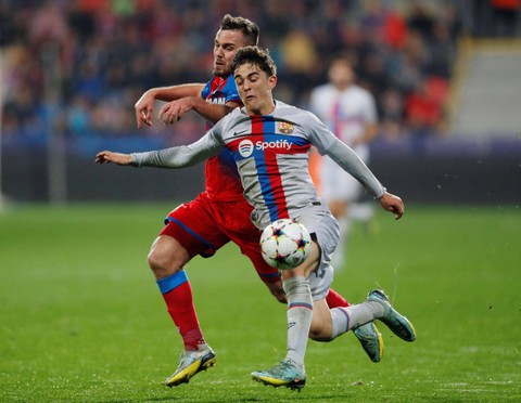 Pemain Viktoria Plzen Pavel Bucha duel dengan Gavi FC Barcelona di pertandingan Liga Champions di Doosan Arena, Pilsen, Republik Ceko. Foto: David W Cerny/Reuters