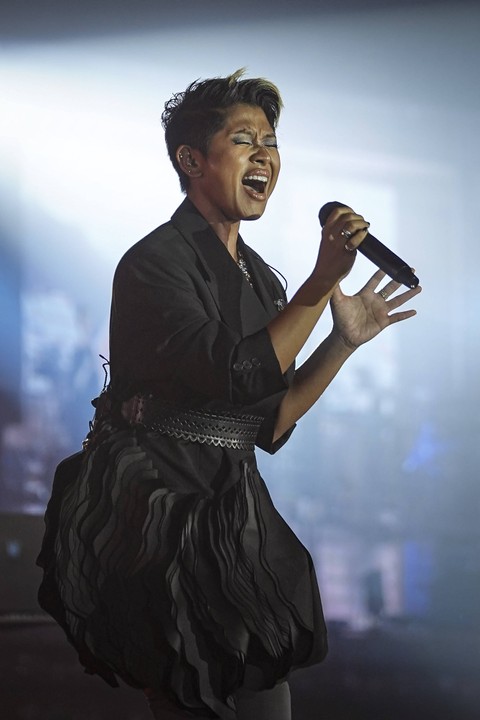 Penyanyi Dira Sugandi tampil pada Music20 Concert di Taman Mini Indonesia Indah (TMII), Jakarta, Selasa (1/11/2022). Foto: Dhemas Reviyanto/ANTARA FOTO