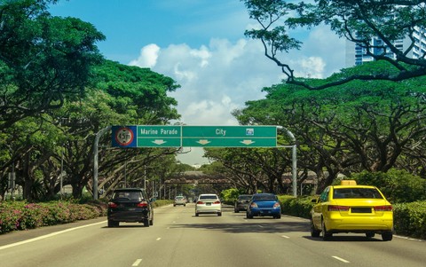 Mobil yang melintas di jalan-jalan Singapura. Foto: Alexander-S/Shutterstock