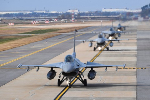 Jet tempur KF-16 Angkatan Udara Korea Selatan ikut serta dalam latihan udara bersama Korea Selatan dan AS di Vigilant Storm di pangkalan udara di Gunsan, Korea Selatan, Selasa (1/11/2022). Foto: Yonhap via REUTERS